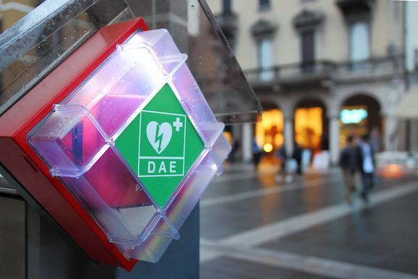 Defibrillatore: cos’è come si usa e chi lo può usare